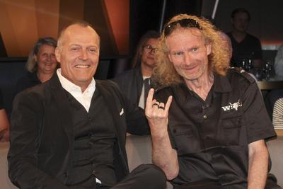 Joja Wendt Pianist mit Holger H?bner Huebner Wacken Festival Gruender zu Gast in der NDR Talkshow aus dem NDR 3 Studio am 04.Juli 2025 in Hamburg Hamburg Deutschland *** Joja Wendt pianist with Holger H?bner Huebner Wacken Festival Gruender as guest on the NDR talk show from the NDR 3 studio on July 04, 2025 in Hamburg Hamburg Germany-stock-foto