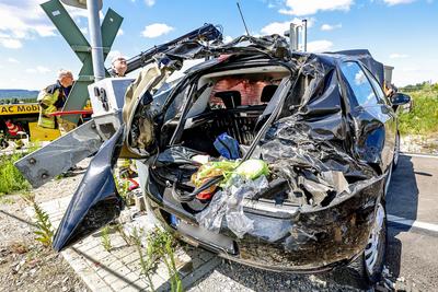 84-J?hrige f?hrt mit Auto ?ber gesperrten Bahn?bergang und kollidiert mit S-Bahn Autofahrerin unverletzt ? 35 Fahrg?ste der S5 Richtung Springe m?ssen nahezu zwei Stunden im Zug warten ? Feuerwehren mit 50 Einsatzkr?ften vor Ort.-stock-foto