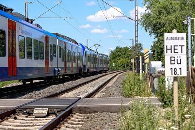 85-J?hrige f?hrt mit Auto ?ber gesperrten Bahn?bergang und kollidiert mit S-Bahn Autofahrerin unverletzt ? 35 Fahrg?ste der S5 Richtung Springe m?ssen nahezu zwei Stunden im Zug warten ? Feuerwehren mit 50 Einsatzkr?ften vor Ort.-stock-foto