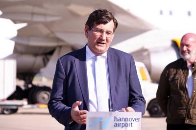 Gunnar Kilian (Vorstandsmitglied der Volkswagen AG) - Volkswagen empf?ngt Luftfracht mit 5 Million Schutzmasken und med-stock-foto