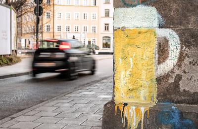 Ma?krug mit Bier, Graffiti an einer Unterf?hrung, Symbolfoto betrunken Autofahren, M?nchen, Februar 2023 Deutschland, M?-stock-foto