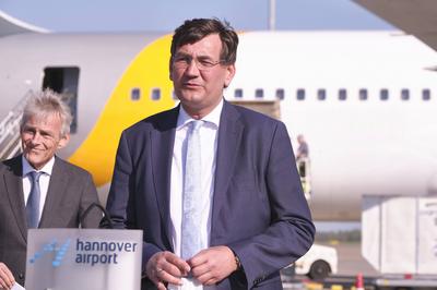 Gunnar Kilian (Vorstandsmitglied der Volkswagen AG) - Volkswagen empf?ngt Luftfracht mit 5 Million Schutzmasken und medi-stock-foto