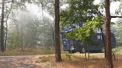 Der Wald brennt in der Chorischen Gohrischheide weiter. Mittlerweile hat Landrat Ralf H?nsel einen Riegel davor geschobe-stock-foto