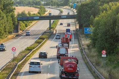 Weitere Feuerwehrtechnik und Personal aus dem Erzgebirgskreis zur Waldbrandbek?mpfung nach Gohrischheide aufgebrochen ? Neuer Haushalt des Freistaates Sachsen sorgt f?r Kritik-stock-foto