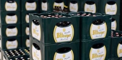 Bitburger Bierflaschen in gr?nen Packungen - FRANKFURT, DEUTSCHLAND - 21. M?RZ 2025-stock-foto