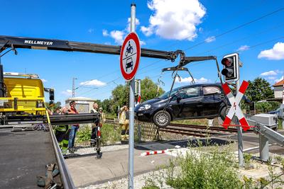 84-J?hrige f?hrt mit Auto ?ber gesperrten Bahn?bergang und kollidiert mit S-Bahn Autofahrerin unverletzt ? 35 Fahrg?ste der S5 Richtung Springe m?ssen nahezu zwei Stunden im Zug warten ? Feuerwehren mit 50 Einsatzkr?ften vor Ort.-stock-foto