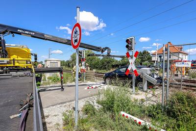 85-J?hrige f?hrt mit Auto ?ber gesperrten Bahn?bergang und kollidiert mit S-Bahn Autofahrerin unverletzt ? 35 Fahrg?ste der S5 Richtung Springe m?ssen nahezu zwei Stunden im Zug warten ? Feuerwehren mit 50 Einsatzkr?ften vor Ort.-stock-foto
