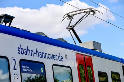 84-J?hrige f?hrt mit Auto ?ber gesperrten Bahn?bergang und kollidiert mit S-Bahn Autofahrerin unverletzt ? 35 Fahrg?ste der S5 Richtung Springe m?ssen nahezu zwei Stunden im Zug warten ? Feuerwehren mit 50 Einsatzkr?ften vor Ort.-stock-foto
