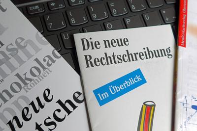 Vor 25 Jahren, am 1. August 1998, trat die deutsche Rechtschreibreform in Kraft. Seitdem wird zum Beispiel Schiffahrt of-stock-photo