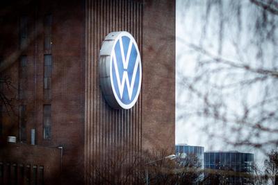 Das Logo des Automobilherstellers Volkswagen (VW) an einem Fabrikgeb?????ude in Wolfsburg, 03.02.2022. Wolfsburg Deutsch-stock-foto