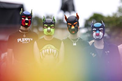 CSD-Teilnehmer mit Pup Play-Masken-stock-foto
