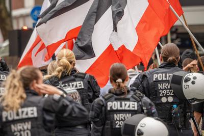 Gro?es Polizeiaufgebot beim Rechtsextremistischen Aufmarsch in Gedenken an SS-Siggi Siegfried Borchardt, M?nster, 5. Juli 2025-stock-foto