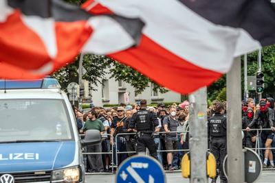 Rechtsextremistischer Aufmarsch und Gegendemonstration, beide Demos durch starke Polizeikr?fte getrennt, M?nster, 5. Juli 2025-stock-foto