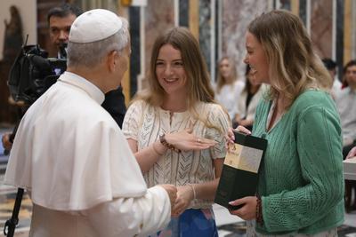 ITALY - POPE LEO XIV  RECEIVES IN PRIVATE AUDIENCE TEACHERS FROM CATHOLIC SCHOOLS IN IRELAND,ENGLAND ,WALES AND SCOTLAND IN THE VATICAN - 2025/7/5-stock-foto