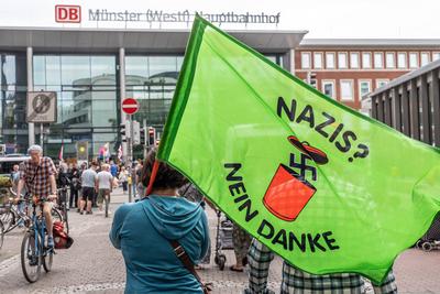Gegendemonstration gegen Rechtsextremen Aufmarsch, Demo gegen Rechts, Teilnehmer mit Fahne Nazis? Nein danke, M?nster, 5. Juli 2025-stock-foto