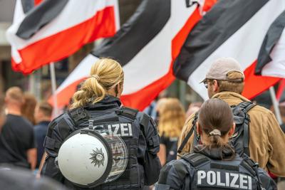 Gro?es Polizeiaufgebot beim Rechtsextremistischen Aufmarsch in Gedenken an SS-Siggi Siegfried Borchardt, M?nster, 5. Juli 2025-stock-foto