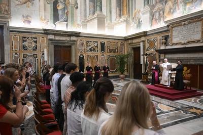 ITALY - POPE LEO XIV  RECEIVES IN PRIVATE AUDIENCE TEACHERS FROM CATHOLIC SCHOOLS IN IRELAND,ENGLAND ,WALES AND SCOTLAND IN THE VATICAN - 2025/7/5-stock-foto