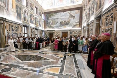 ITALY - POPE LEO XIV  RECEIVES IN PRIVATE AUDIENCE TEACHERS FROM CATHOLIC SCHOOLS IN IRELAND,ENGLAND ,WALES AND SCOTLAND IN THE VATICAN - 2025/7/5-stock-foto