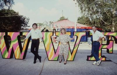 Bildnummer: 56629573  Datum: 01.04.1985  Copyright: imago/teutopressv.re.: Frank Laufenberg, Marijke Amado und J?rgen Triebel im WWF-Club 04/85 br?g quer ganz Moderation Show stehend drau?en People Kultur Entertainment 02 xmk x0x 1985 quer Highlight  56629573 Date 01 04 1985 Copyright Imago teutopress V right Frank Laufenberg Marijke Amado and J?rgen Triebel in WWF Club 04 85  horizontal whole Moderation Show standing outside Celebrities Culture Entertainment 02 xmk x0x 1985 horizontal Highlight-stock-foto