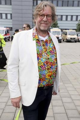 Uwe Rohde Schauspieler in bunter Kleidung als Teilnehmer beim 27.Schlagermove auf dem Heiligengeistfeld am 05.Juli 2025 in Hamburg Hamburg Deutschland *** Uwe Rohde actor in colorful clothes as participant at the 27 Schlagermove at the Heiligengeistfeld on July 05, 2025 in Hamburg Hamburg Germany-stock-foto