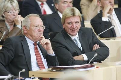 Bildnummer: 54384351  Datum: 31.08.2010  Copyright: imago/Sven SimonDer neue Ministerpr?sident Volker BOUFFIER, rechts, im Gespr?ch mit CDU-Fraktionschef Christean WAGNER, Wahl des neuen Ministerpr?sidenten von Hessen, hessischer Landtag in Wiesbaden, 31.08.2010. Politik People GER kbdig xub 2010 quer Politik Politiker hessischer Landtag HessenBildnummer 54384351 Date 31 08 2010 Copyright Imago Sven Simon the New Prime Minister Volker Bouffier right in Conversation with CDU Group leader Christean Wagner Choice the New Prime Minister from Hesse Hessischer Landtag in Wiesbaden 31 08 2010 politics Celebrities ger Kbdig  2010 horizontal politics Politicians Hessischer Landtag Hesse-stock-foto