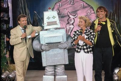 Bildnummer: 55566488  Datum: 01.05.1988  Copyright: imago/Horst GaluschkaDie Moderatoren vom WWF - Club posieren im Mai 1988 Frank Laufenberg (l-r), Roboter Bruno, Marjike Amado, J?rgen Triebel People Kultur Entertainment xdp 1988 quer WWF Club TV Sendung J?rgen Triebel Marijke Amado Roboter Bruno Frank Laufenberg Gruppe Gruppenbild Bildnummer 55566488 Date 01 05 1988 Copyright Imago Horst Galuschka the presenters of WWF Club pose in May 1988 Frank Laufenberg l r Robots Bruno Marjike Amado J?rgen Triebel Celebrities Culture Entertainment XDP 1988 horizontal WWF Club TV Consignment J?rgen Triebel Marijke Amado Robots Bruno Frank Laufenberg Group Group photo-stock-photo
