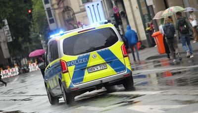 RECORD DATE NOT STATED Parade zum Christopher Street Day in K?ln. Ein Einsatzwagen der K?lner Polizei f?hrt mit Blaulich-stock-foto