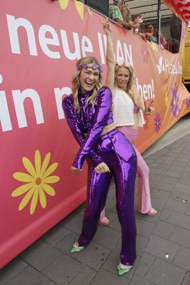 Linda Hesse mit Julia Lindholm in bunter Kleidung als Teilnehmer beim 27.Schlagermove auf dem Heiligengeistfeld am 05.Juli 2025 in Hamburg Hamburg Deutschland *** Linda Hesse with Julia Lindholm in colorful clothes as participants at the 27 Schlagermove at Heiligengeistfeld on July 05, 2025 in Hamburg Hamburg Germany-stock-foto