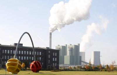 Bildnummer: 52210299  Datum: 31.10.2007  Copyright: imago/Steffen SchellhornRauch ?ber dem Schornstein der - Dow Olefinverbund GmbH Schkopau - im Industriepark ValuePark in Schkopau, Landschaft; 2007, Schkopau, Buna, Chemieindustrie, Qualm, Schornsteine, Haus, H?user, , ; , quer, Kbdig, Totale, Installationen, Kunst, Industrie, Wirtschaft, Deutschland,  ,-stock-foto