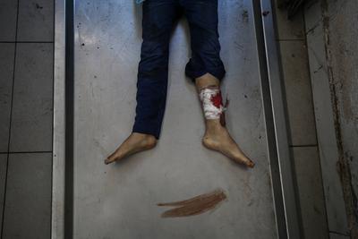 Relatives of Palestinians, who lost their loved ones following an Israeli airstrike on the Rimal Clinic-stock-foto