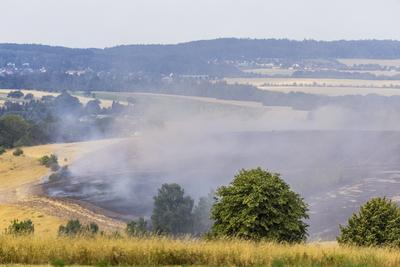 Feldbrand in Obernauendorf-stock-foto
