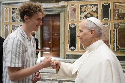 ITALY - POPE LEO XIV  RECEIVES IN PRIVATE AUDIENCE TEACHERS FROM CATHOLIC SCHOOLS IN IRELAND,ENGLAND ,WALES AND SCOTLAND IN THE VATICAN - 2025/7/5-stock-foto