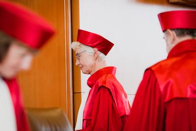 Richter des Bundesverfassungsgericht verlassen Gerichtssaal Prof. Dr. Doris Koenig Vizepraesidentin und Vorsitzende des-stock-foto