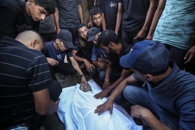 Relatives of Palestinians, who lost their loved ones following an Israeli airstrike on the Rimal Clinic-stock-foto