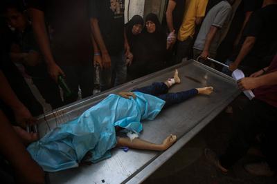 Relatives of Palestinians, who lost their loved ones following an Israeli airstrike on the Rimal Clinic-stock-foto