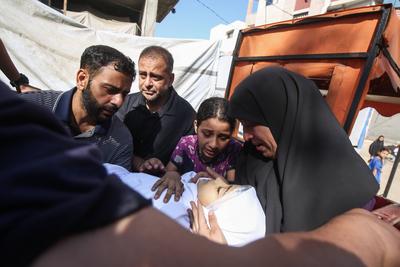 Relatives of Palestinians, who lost their loved ones following an Israeli airstrike on the Rimal Clinic-stock-foto