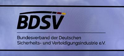 Leuchtschrift des BDSV Leuchtschrift des BDSV, 28.04.2024, Mitte, Friedrichstrasse, Berlin, Eine Leuchtschrift befindet-stock-foto