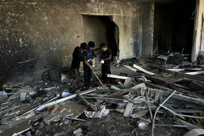 A view of damage at Rimal Clinic building-stock-foto