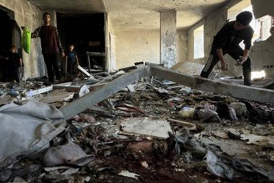 A view of damage at Rimal Clinic building-stock-foto