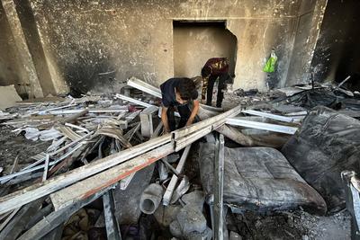 A view of damage at Rimal Clinic building-stock-foto