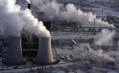 Bildnummer: 54732823  Datum: 02.12.2010  Copyright: imago/Steffen SchellhornLuftbild von Halle an der Saale im Winter -  DOW Chemicals Olefinverbund und Kraftwerk Schkopau Heizkraftwerk  Luftaufnahme GER o0 Winter Jahreszeit Schnee Totale Perspektive Vogelperspektive o0 kbdig xkg 2010 quer o0 Wirtschaft, IndustrieBildnummer 54732823 Date 02 12 2010 Copyright Imago Steffen Schellhorn Luftbild from Hall to the Saale in Winter Dow Chemicals Olefinverbund and Power plant Schkopau CHP Air intake ger o0 Winter Season Snow long shot Perspective birds eye view o0 Kbdig xkg 2010 horizontal o0 Economy Industry-stock-foto