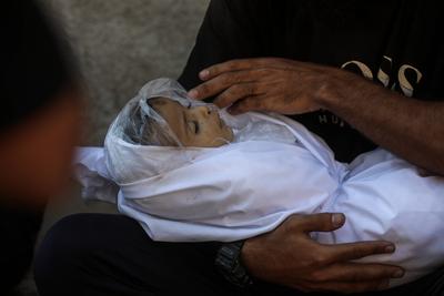 Relatives of Palestinians, who lost their loved ones following an Israeli airstrike on the Rimal Clinic-stock-foto