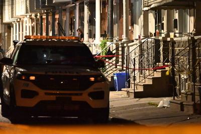 Three people are dead and ten people are injured in a mass shooting on the 1500 block of s. Etting street in philadelphia, pennsylvania-stock-foto