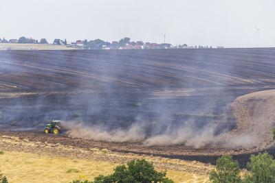 Feldbrand in Obernauendorf-stock-foto