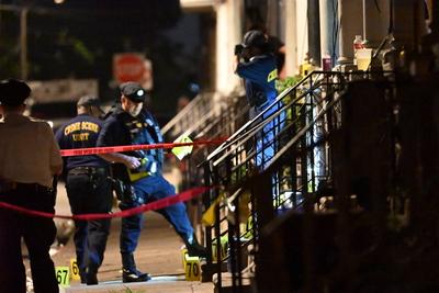Three people are dead and ten people are injured in a mass shooting on the 1500 block of s. Etting street in philadelphia, pennsylvania-stock-foto