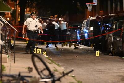 Three people are dead and ten people are injured in a mass shooting on the 1500 block of s. Etting street in philadelphia, pennsylvania-stock-foto