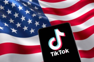 TikTok Logo aus China mit USA Vereinigte Staaten von Amerika Flagge soziale Medien auf einem Handy-stock-photo