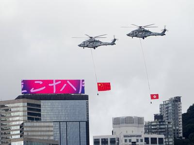 HONG KONG, CHINA - JULY 01: Helicopters carrying China s national flag and the Hong Kong Special Administrative Region (-stock-foto