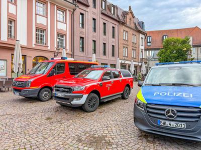 Evakuierung nach Bombenfund in Ettlingen: Fliegerbombe aus dem zweiten Weltkrieg in Wohngebiet entdeckt - Evakuierungsradius von 400 Metern ist erforderlich - Bewohner m?ssen H?user verlassen, Polizei und Ordnungskr?fte im Einsatz-stock-foto