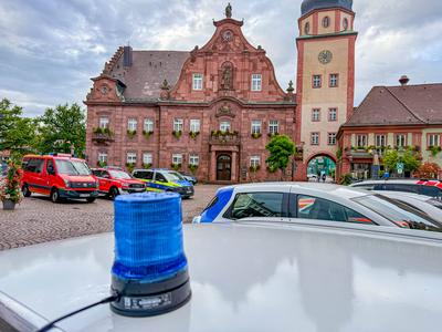 Evakuierung nach Bombenfund in Ettlingen: Fliegerbombe aus dem zweiten Weltkrieg in Wohngebiet entdeckt - Evakuierungsradius von 400 Metern ist erforderlich - Bewohner m?ssen H?user verlassen, Polizei und Ordnungskr?fte im Einsatz-stock-foto